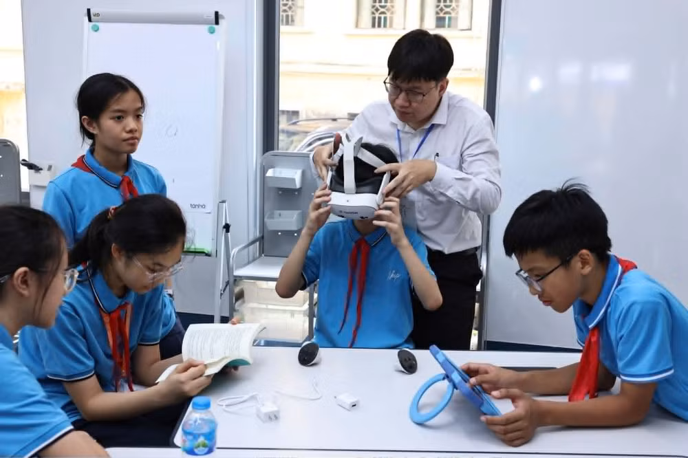 Học sinh trải nghiệm các hoạt động công nghệ và thực hành STEM tại không gian HNUE STEM Ecosystem. (Ảnh: THANH TÙNG)