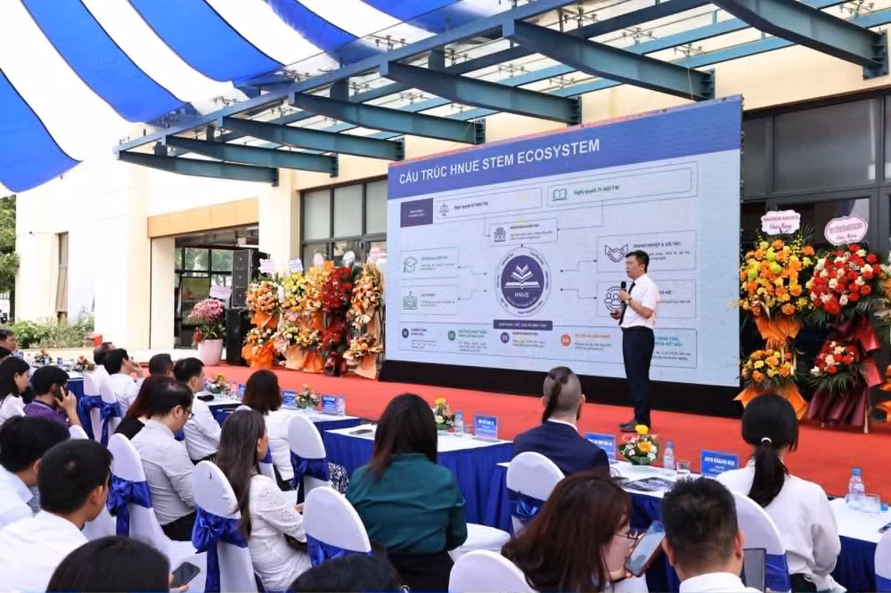 Báo cáo tổng quan hệ sinh thái HNUE Stem Ecosystem của Phó Giáo sư, Tiến sĩ Nguyễn Văn Biên, Giám đốc Trung tâm nghiên cứu và phát triển nghiệp vụ sư phạm, đại diện Ban xây dựng đề án. (Ảnh: THANH TÙNG)