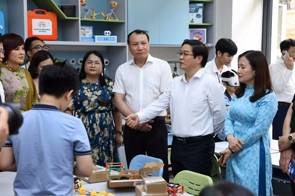Vụ trưởng Vụ Giáo dục phổ thông Thái Văn Tài và các thầy cô tham quan học sinh trải nghiệm STEM. (Ảnh: THANH TÙNG)