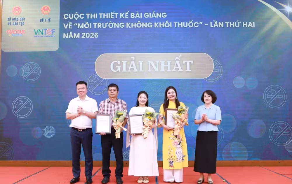 Ban tổ chức trao giải Nhất cho các tác giả, nhóm tác giả có bài giảng xuất sắc tại Cuộc thi thiết kế bài giảng về “Môi trường không khói thuốc” lần thứ hai năm 2026.