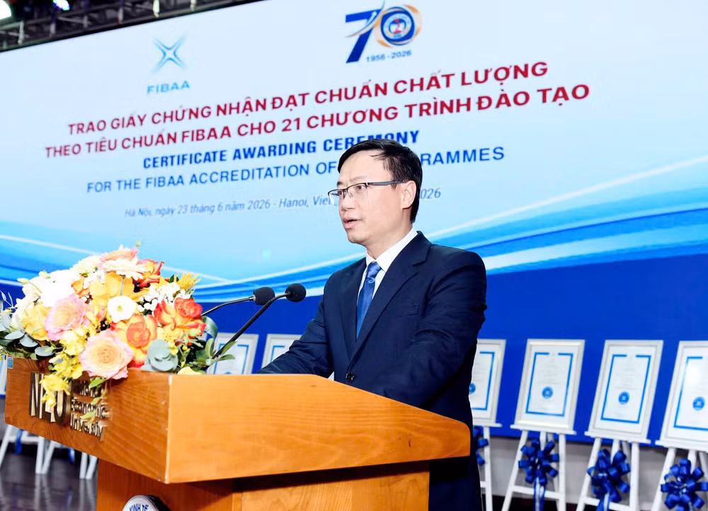 Phó Giáo sư, Tiến sĩ Bùi Đức Thọ, Bí thư Đảng ủy, Giám đốc Đại học Kinh tế Quốc dân phát biểu ý kiến. (Ảnh: TUẤN ANH)