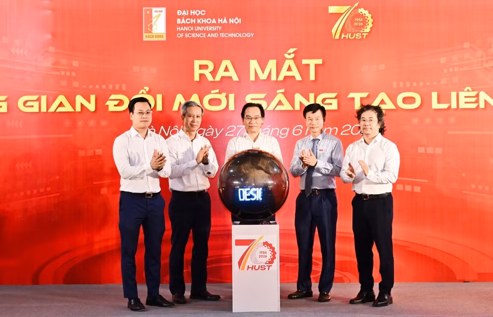 Bộ trưởng Giáo dục và Đào tạo Hoàng Minh Sơn cùng các đại biểu thực hiện nghi thức ra mắt không gian Đổi mới sáng tạo liên ngành. 