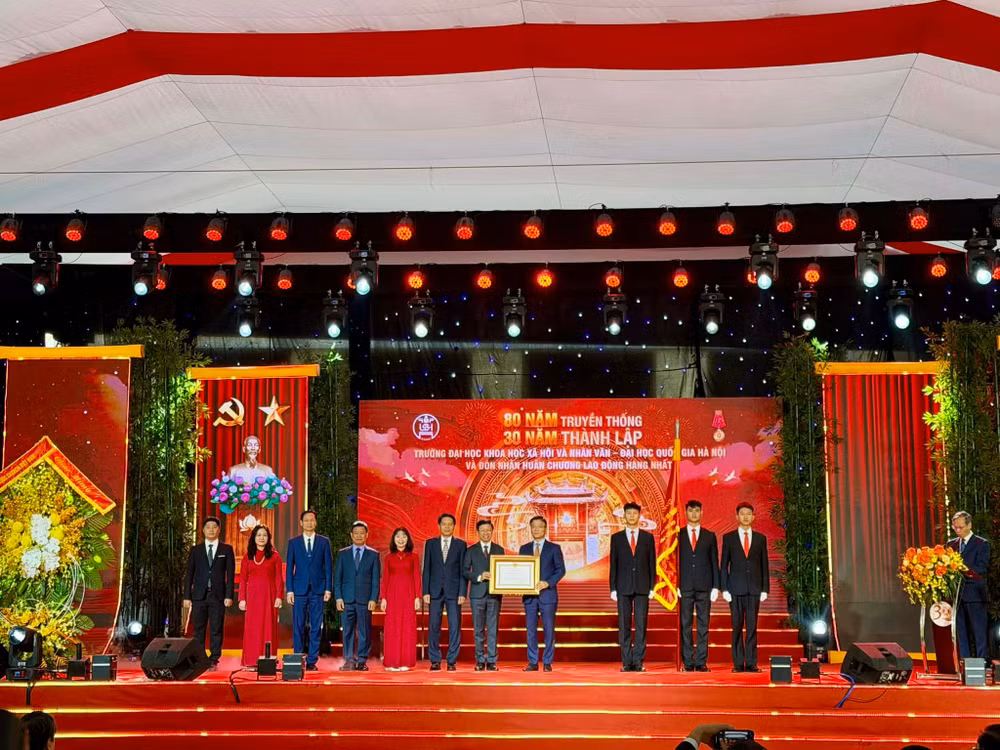 Phó Thủ tướng Chính phủ Lê Thành Long trao Huân chương Lao động hạng Nhất cho Trường đại học Khoa học Xã hội và Nhân văn (Đại học Quốc gia Hà Nội). (Ảnh: QUỲNH NGUYỄN) 