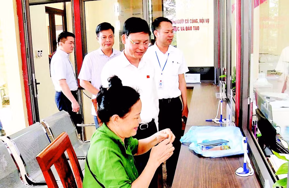 Đoàn khảo sát thị sát Trung tâm phục vụ hành chính công của xã Hòa Lạc. (Ảnh LÊ HẢI)