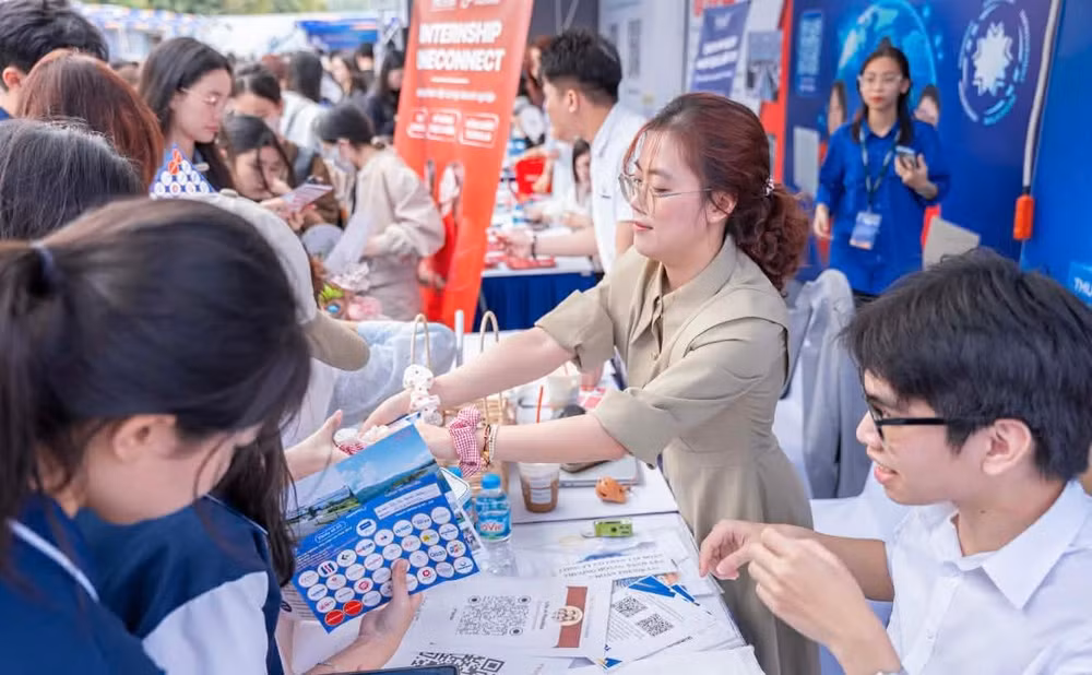 Ngày hội việc làm Phenikaa Career Fair 2026 thu hút hơn 9.000 sinh viên tham dự.