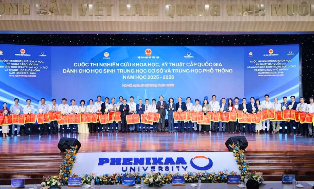 Trao cờ lưu niệm cho các đơn vị dự thi. Ảnh: Nguyễn Mạnh 