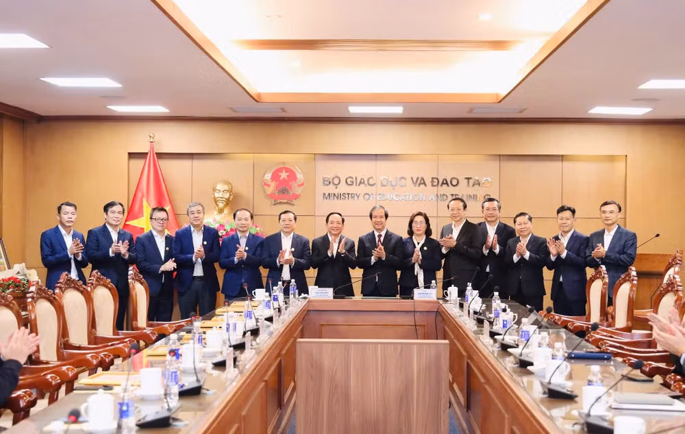 Các đại biểu chụp ảnh lưu niệm tại buổi gặp mặt. (Ảnh: NGUYỄN MẠNH)