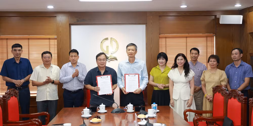 Đại diện hai đơn vị trao thỏa thuận hợp tác về phối hợp rà soát, đánh giá chuyên môn và hoàn thiện sách điện tử, sách số, học liệu số.