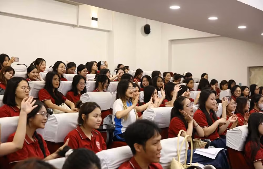 Sinh viên tham gia chương trình trải nghiệm văn hóa Trung Quốc.
