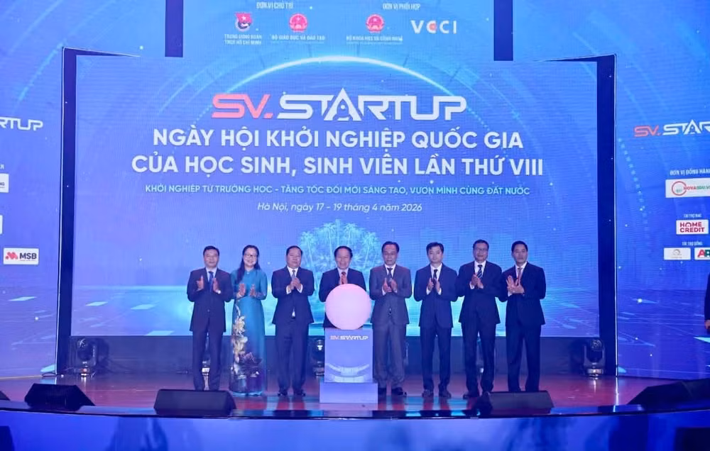 Các đại biểu thực hiện nghi thức kích hoạt hạt giống công nghệ, chính thức khai mạc ngày hội.