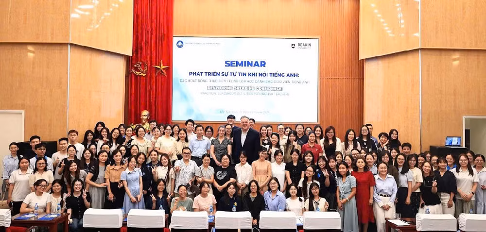 Các đại biểu, giảng viên và sinh viên chụp ảnh lưu niệm tại chương trình. (Ảnh: TQ)