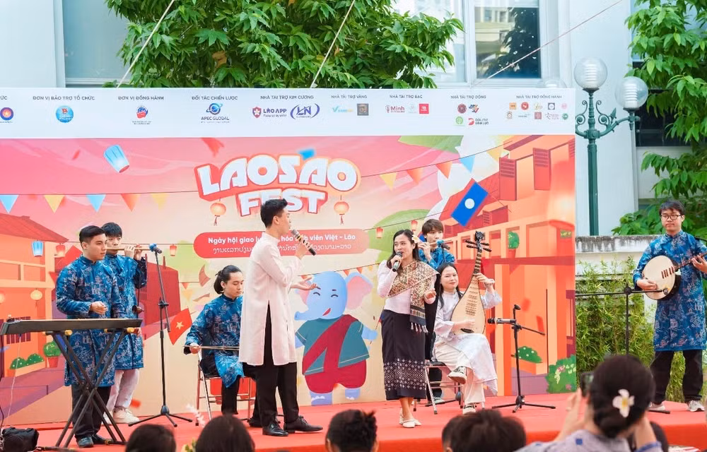 Ngày hội giao lưu văn hóa sinh viên Việt-Lào mang đến không gian trẻ trung với nhiều hoạt động phong phú.
