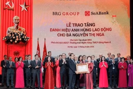 Đồng chí Trần Thanh Mẫn - Chủ tịch Quốc hội trao tặng danh hiệu Anh hùng Lao động thời kỳ đổi mới cho Bà Nguyễn Thị Nga - Chủ tịch Tập đoàn BRG. (Ảnh: BRG)