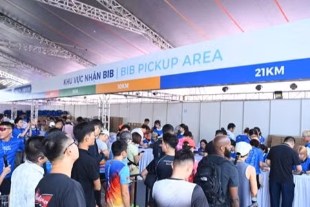 Hàng dài vận động viên xếp hàng nhận Race Kit. (Ảnh: Pocari Sweat Run)
