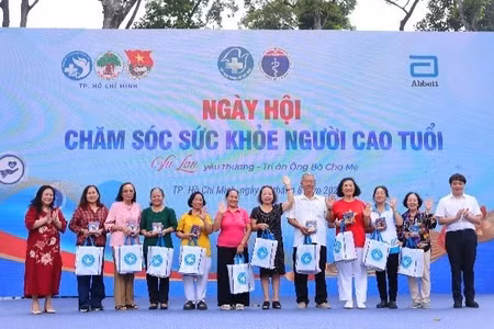 Hơn 1.000 người cao tuổi được khám bệnh miễn phí tại ngày hội Chăm sóc sức khỏe người cao tuổi do Hội Thầy thuốc trẻ Việt Nam tổ chức với sự đồng hành của Abbott. (Nguồn ảnh: Abbott)