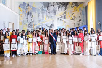 Ông Fabrice Loher, Thị trưởng thành phố Lorient, chúc mừng các thành viên dự án Toucher Arts đã tổ chức thành công Festival Vietnam tại Lorient.