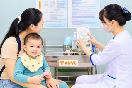 Tư vấn cho gia đình bệnh nhi trước khi thực hiện tiêm vaccine tay chân miệng. (Ảnh: VNVC)