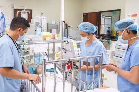 Các bác sĩ khẩn trương thăm khám, hội chẩn và triển khai các biện pháp cấp cứu, tuy nhiên do tình trạng tổn thương quá nặng, trẻ đã không qua khỏi. (Ảnh: BVCC)