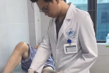 Thăm khám cho người bệnh. (Ảnh: BVCC)