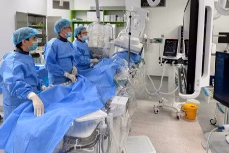 Thực hiện can thiệp mạch cảnh cho bệnh nhân tại Bệnh viện Bạch Mai cơ sở Ninh Bình. (Ảnh: BVCC)