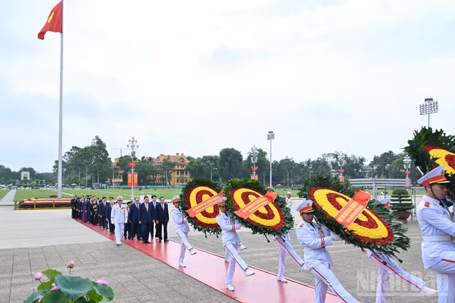 Các đồng chí lãnh đạo, nguyên lãnh đạo Đảng, Nhà nước vào Lăng viếng Chủ tịch Hồ Chí Minh.