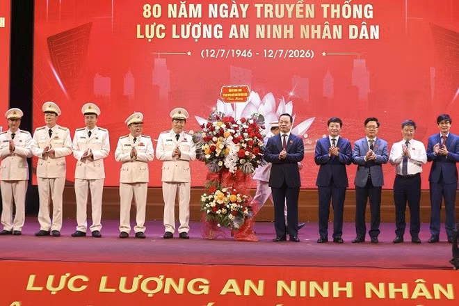 Đồng chí Trần Tiến Dũng, Ủy viên Trung ương Đảng, Bí thư Tỉnh ủy Điện Biên cùng các đồng chí lãnh đạo tỉnh tặng hoa, chúc mừng Công an tỉnh Điện Biên.