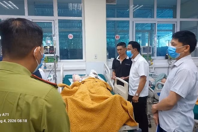 Giám đốc Sở Y tế Điện Biên (người đứng giữa bên phải ảnh) Phạm Giang Nam, thăm, động viên bệnh nhân bị bỏng đang được điều trị tại Bệnh viện đa khoa tỉnh Điện Biên.