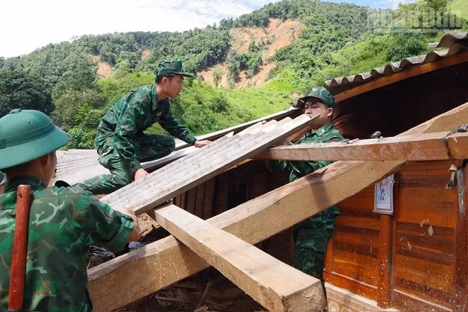 Chiến sĩ Bộ đội Biên phòng tỉnh Điện Biên hỗ trợ người dân xã Xa Dung khắc phục thiệt hại về nhà ở do ảnh hưởng thiên tai. (Ảnh: LÊ LAN)