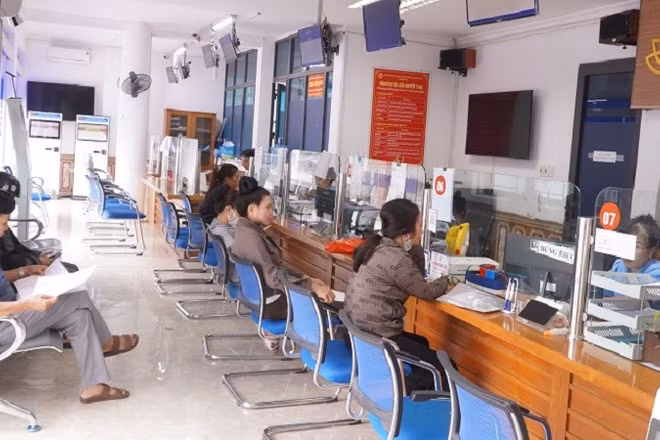 Cán bộ Trung tâm phục vụ hành chính công phường Điện Biên Phủ tiếp nhận yêu cầu giải quyết thủ tục hành chính của nhân dân. 