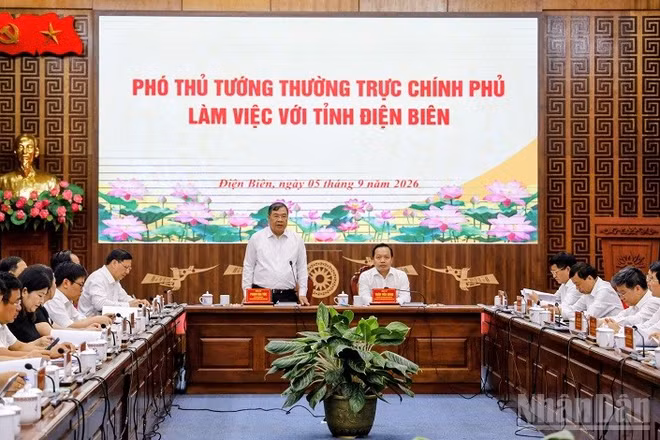 Đồng chí Phạm Gia Túc, Ủy viên Bộ Chính trị, Phó Thủ tướng Thường trực Chính phủ phát biểu tại buổi làm việc với tỉnh Điện Biên. (Ảnh: LÊ LAN)
