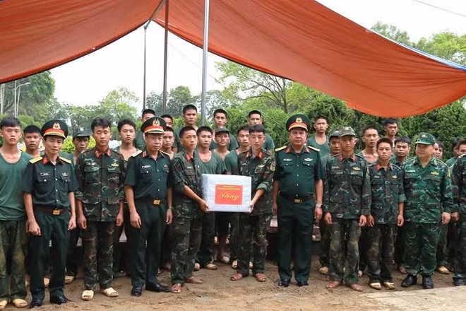 Thiếu tướng Nguyễn Ngọc Ngân cùng các đồng chí thành viên đoàn công tác Quân khu 2 trao quà, động viên cán bộ, chiến sĩ Bộ Chỉ huy Quân sự tỉnh Điện Biên cùng các lực lượng làm nhiệm vụ khai quật, lấy mẫu tại Nghĩa trang liệt sĩ Độc Lập, tỉnh Điện Biên. (Ảnh: LÊ LAN)