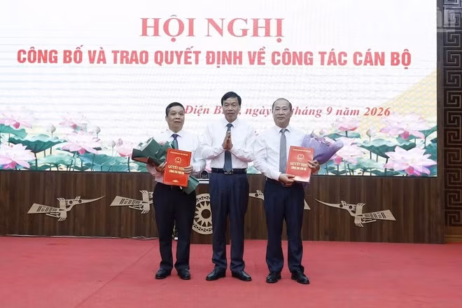 Chủ tịch Ủy ban nhân dân tỉnh Lê Văn Lương trao quyết định bổ nhiệm cho hai đồng chí. (Ảnh: LÊ LAN)