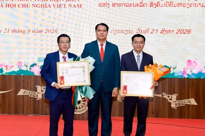 Thiếu tướng Penkhan Butcha Pheng, Ủy viên Ban Chấp hành Trung ương Đảng Nhân dân Cách mạng Lào, Bí thư Tỉnh ủy, Chủ tịch Hội đồng nhân dân tỉnh Bokeo trao Huân chương của Chủ tịch nước Cộng hòa Dân chủ nhân dân Lào tặng hai tập thể thuộc tỉnh Điện Biên. (Ảnh: LÊ LAN)