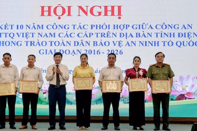 Đồng chí Mùa A Vảng trao bằng khen của Ủy ban Mặt trận Tổ quốc Việt Nam tỉnh cho các tập thể, cá nhân có nhiều đóng góp trong công tác phối hợp, bảo đảm an ninh trật tự tại cơ sở.