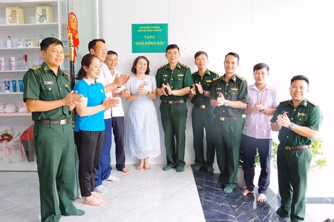 Lãnh đạo Ban Chỉ huy Bộ đội Biên phòng tỉnh Sơn La và chính quyền trao nhà cho gia đình Thiếu tá quân nhân chuyên nghiệp Lò Văn Hồng. 