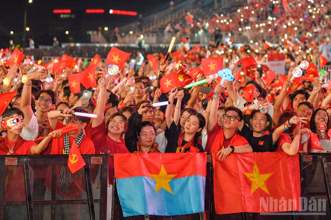 Đông đảo khán giả có mặt tại Khu đô thị Vạn Phúc cùng hòa nhịp với các cung bậc cảm xúc của "Tổ quốc trong tim" 2026.