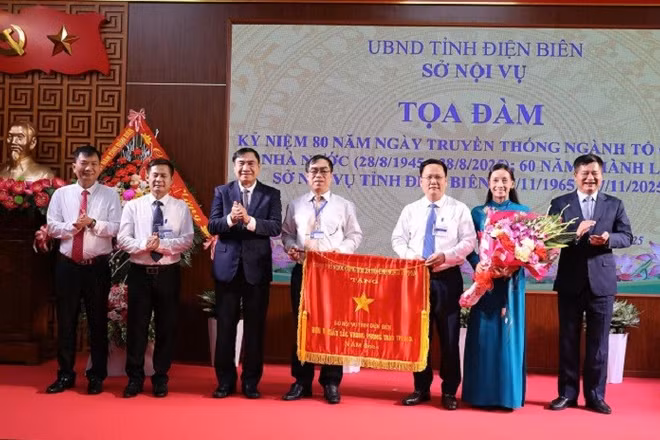 Thừa ủy quyền Thủ tướng Chính phủ, đồng chí Trần Quốc Cường, Bí thư Tỉnh ủy và đồng chí Lê Thành Đô, Chủ tịch Ủy ban nhân dân tỉnh Điện Biên trao Cờ thi đua của Chính phủ cho Sở Nội vụ tỉnh Điện Biên.