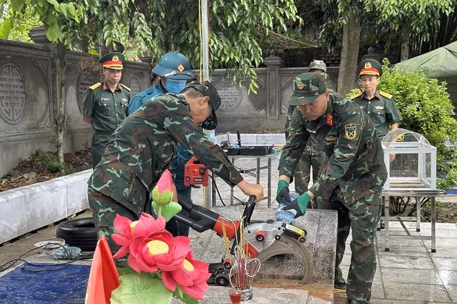 Lực lượng chức năng tiến hành việc lấy mẫu trên phần mộ liệt sĩ tại nghĩa trang liệt sĩ Tuần Giáo. 
