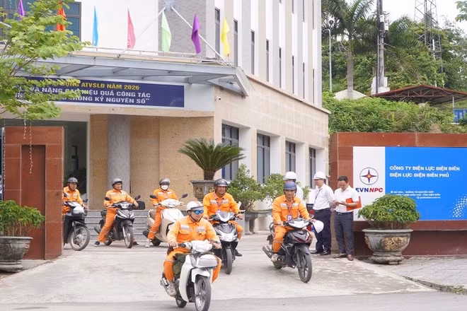 Công nhân Điện lực Điện Biên Phủ ra quân chỉnh trang cáp viễn thông, công tơ trên cột điện tại phường Điện Biên Phủ, tỉnh Điện Biên.