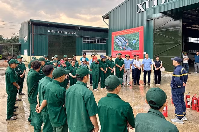 Cán bộ Phòng Cảnh sát phòng cháy, chữa cháy và cứu hộ cứu nạn Công an tỉnh Điện Biên hướng dẫn kỹ thuật sử dụng bình chữa cháy.