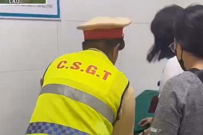 Chiến sĩ cảnh sát giao thông Công an tỉnh Điện Biên khẩn trương đưa cháu bé vào bệnh viện cấp cứu qua cơn nguy kịch. (Ảnh: THU TRANG)