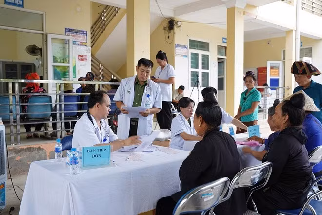 Bác sĩ Bệnh viện 7/5 thuộc Công an tỉnh Điện Biên tư vấn cách chăm sóc sức khỏe cho nhân dân trên địa bàn xã Thanh Nưa.