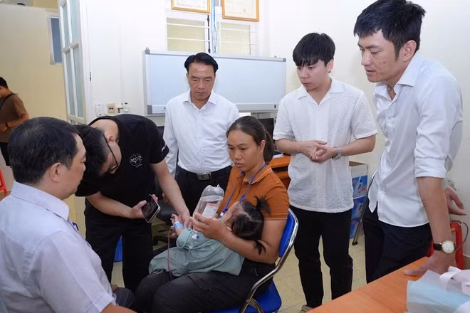 Đồng chí Phạm Giang Nam, Giám đốc Sở Y tế Điện Biên thăm, động viên trẻ em trước khi được bác sĩ phẫu thuật. Ảnh: BÍCH DUYÊN