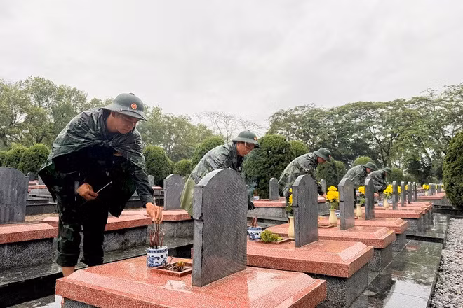 Chiến sĩ Bộ Chỉ huy quân sự tỉnh Điện Biên thắp hương trên các phần mộ liệt sĩ tại Nghĩa trang liệt sĩ Độc Lập.