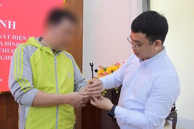 Lực lượng chức năng hướng dẫn người nghiện ma túy sử dụng thiết bị điện tử giám sát.