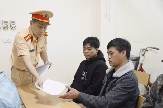 Cán bộ Phòng Cảnh sát giao thông phát tờ rơi, tài liệu tuyên truyền cho lái xe. 