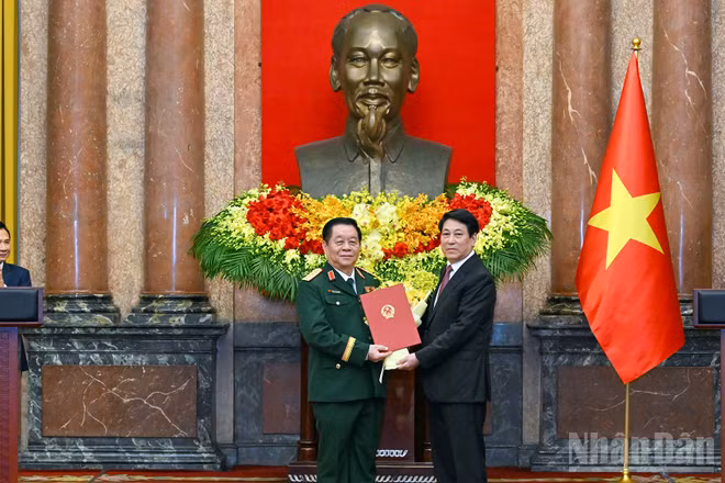 Chủ tịch nước Lương Cường trao Quyết định bổ nhiệm chức vụ Chủ nhiệm Tổng cục Chính trị Quân đội nhân dân Việt Nam, đồng thời thăng quân hàm cấp Thượng tướng lên cấp Đại tướng đối với đồng chí Nguyễn Trọng Nghĩa.
