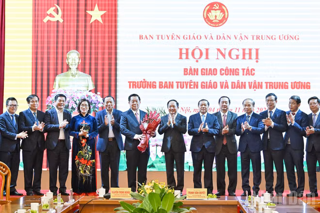 Lãnh đạo Ban Tuyên giáo và Dân vận Trung ương tặng hoa chúc mừng Đại tướng Nguyễn Trọng Nghĩa, Ủy viên Bộ Chính trị, Bí thư Trung ương Đảng, Ủy viên Ban Thường vụ Quân ủy Trung ương, Chủ nhiệm Tổng cục Chính trị Quân đội nhân dân Việt Nam.