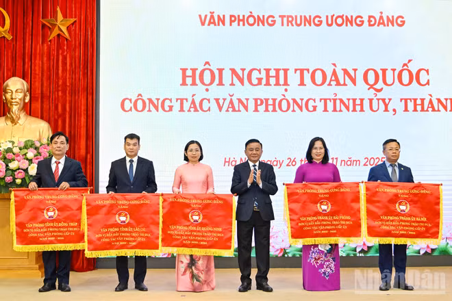 Thường trực Ban Bí thư Trần Cẩm Tú trao Cờ thi đua của Văn phòng Trung ương Đảng tặng các tập thể tại hội nghị.