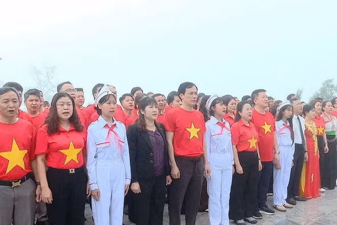 Tập thể cán bộ, công chức Sở Giáo dục và Đào tạo Điện Biên cùng giáo viên, học sinh các trường biên giới chào cờ tại Cột cờ A Pa Chải nơi cực tây Tổ quốc.